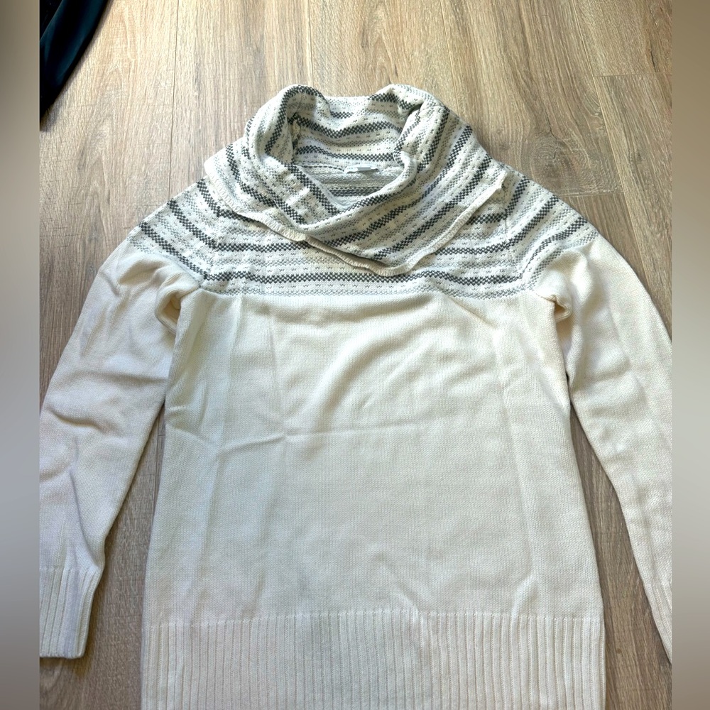 NY&Co white sweater with gray and silver shimmer cow neck size medium